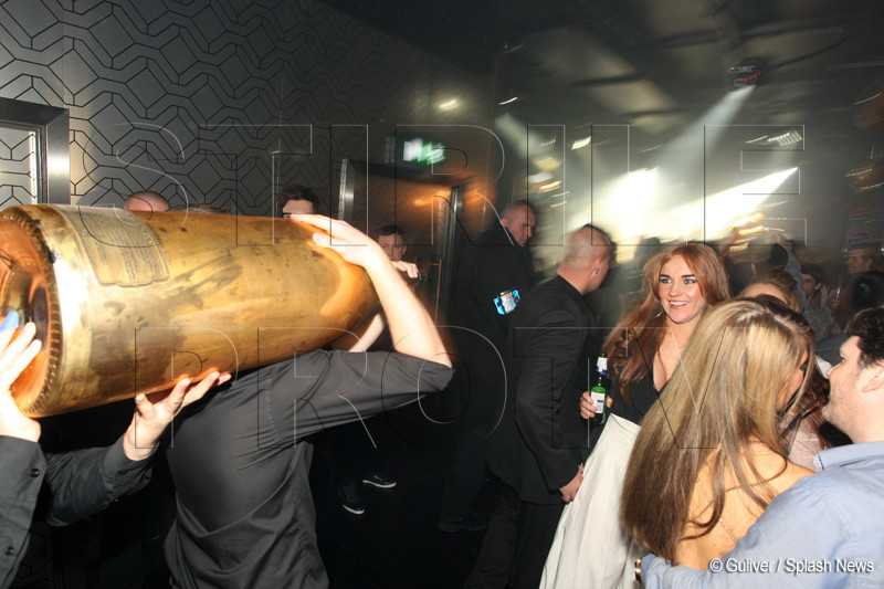 Nota de plata a unui om care sfideaza criza. A fost nevoie de doi chelneri pentru a-i aduce sampania