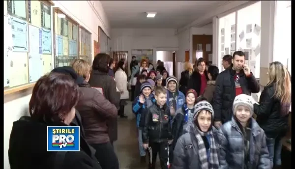 Coada la inscrierea copiilor la scoala. Parintii au stat in fata institutiilor de la 6 dimineata