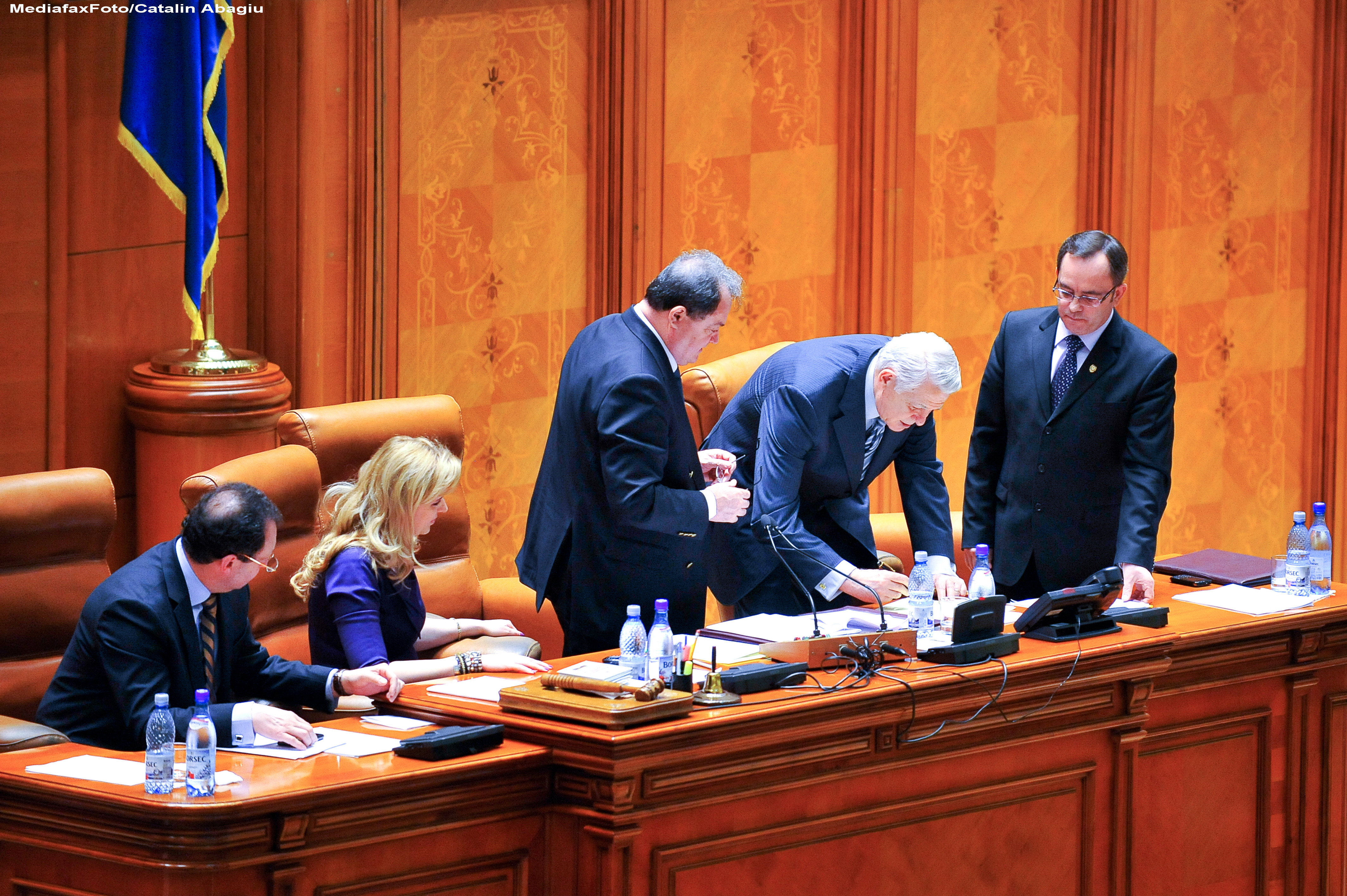 Directorul SIE, Teodor Melescanu, si-a anuntat demisia din Senat: "Plec de aici cu regrete"