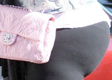 Ipostaza jenanta in care a fost surprinsa o diva. Celulita se poate "citi" prin colanti. FOTO