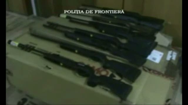 100 de pistoale si carabine, 80.000 de cartuse si 1.000 de rezervoare de gaz, gasite intr-un TIR