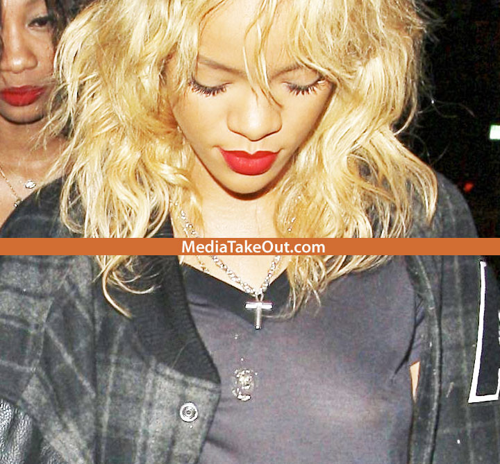 Cat de des e prea des. Rihanna isi arata din nou sanii. GALERIE FOTO