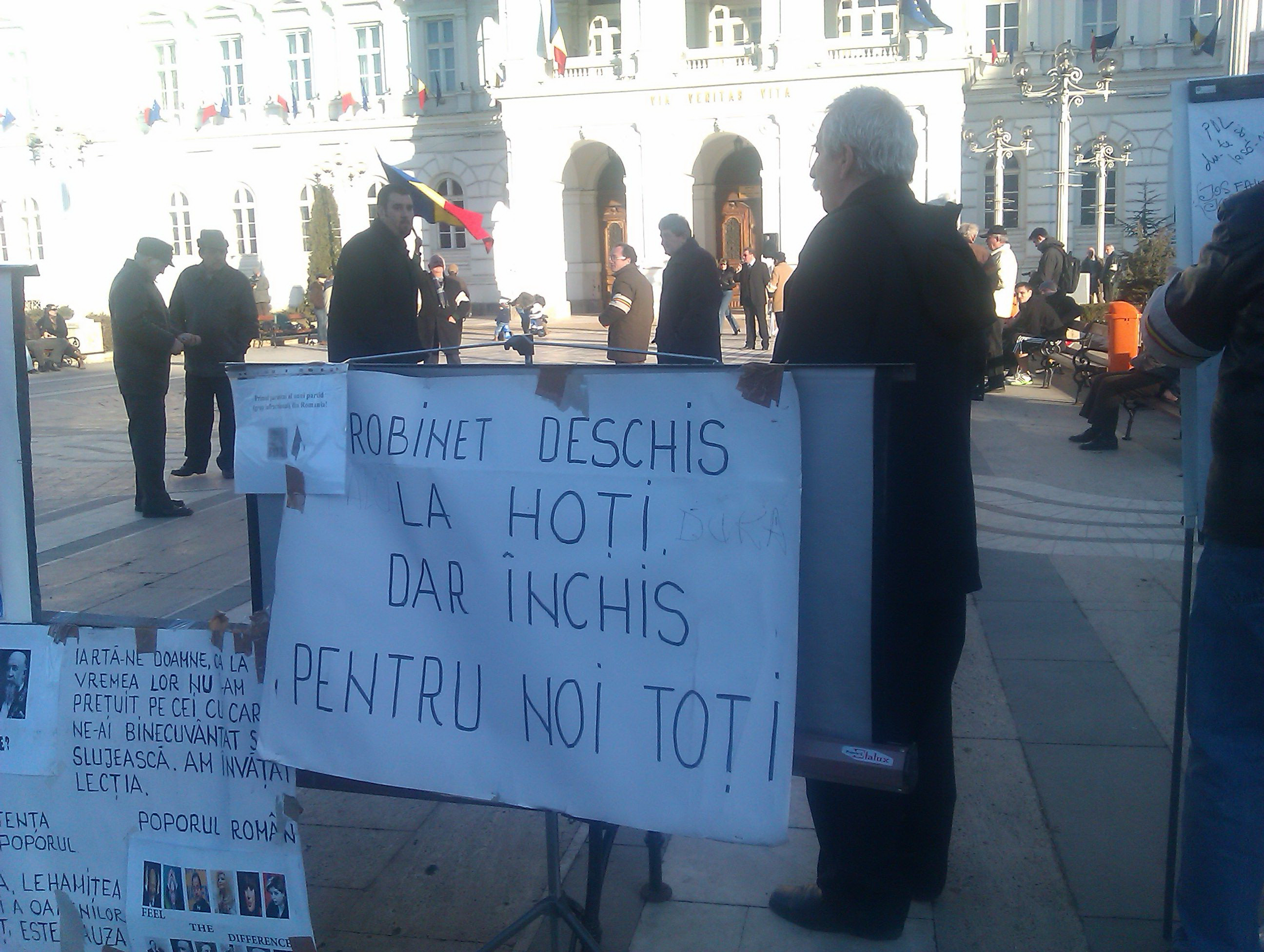 Protestele cu amenzi continua in fata Primariei Arad. Un manifestant a fost luat pe sus de jandarmi