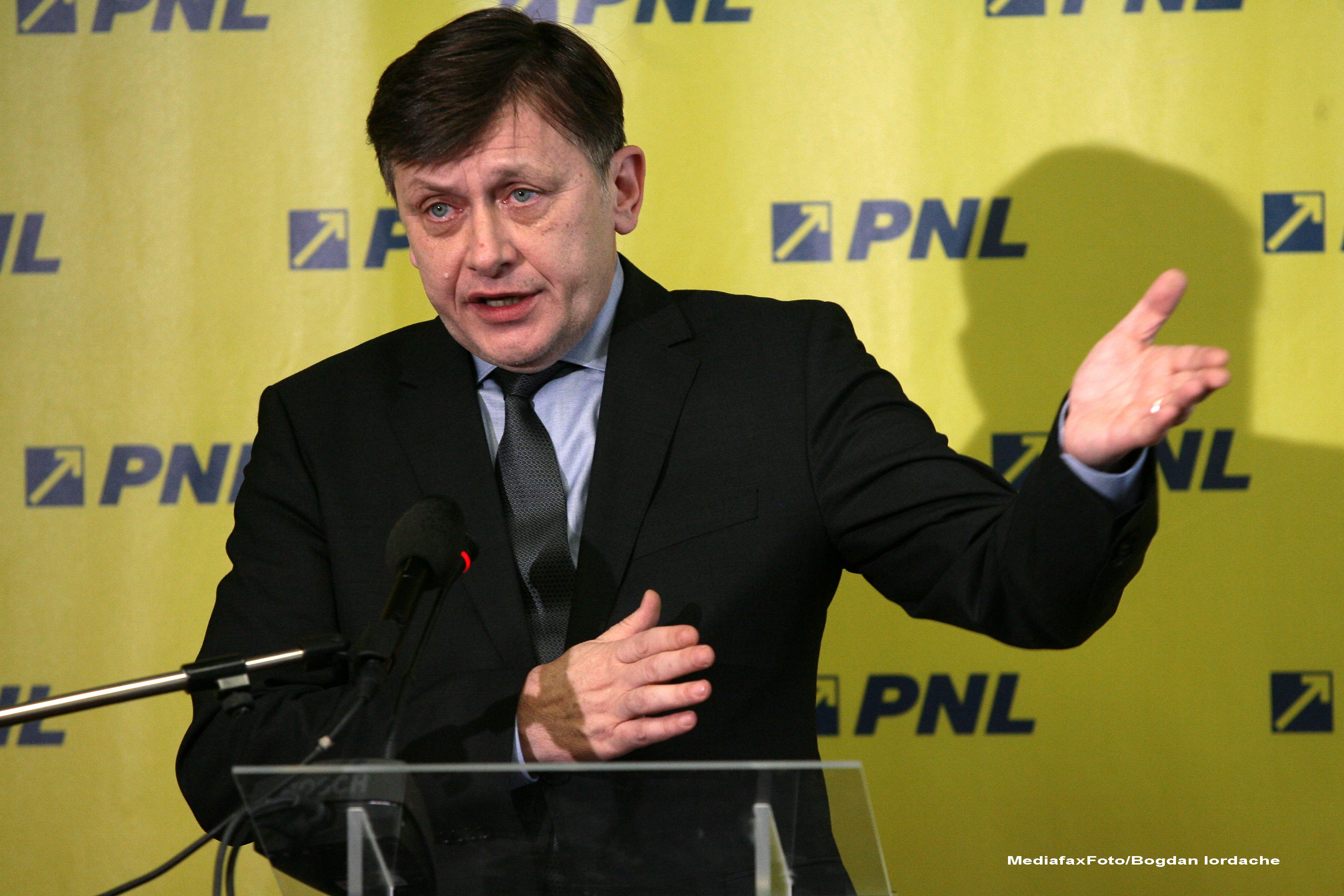 Crin Antonescu spune ca Traian Basescu este "si mai epava" si ca de la Ponta vrea "mai multa forta"