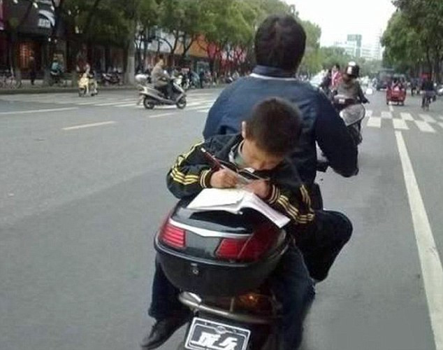 Fotografia zilei. Din categoria "asa ceva vezi doar o data in viata": lectia de chineza, pe 2 roti