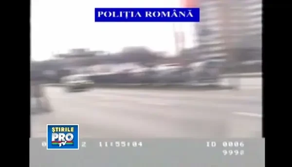 Amendati pentru ca au traversat neregulamentar. Vezi cum se strecurau cativa pietoni printre masini