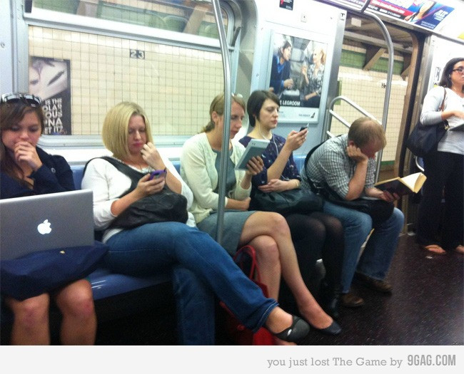 FOTO. Oamenii din ziua de azi. Iti dai seama ce e in neregula in aceasta imagine?