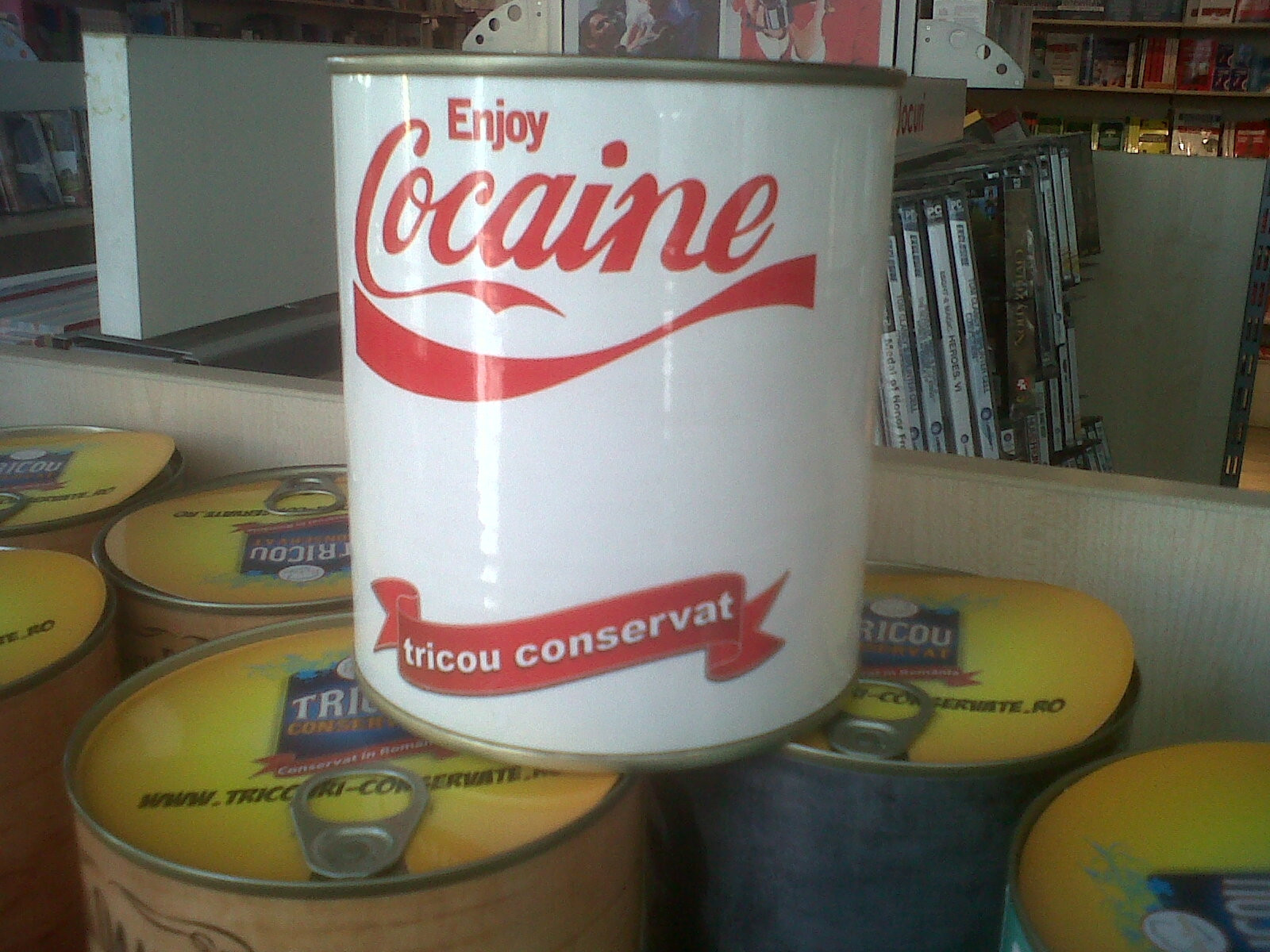 Inspectorii OPC au retras din magazine tricouri ce promoveaza consumul de substante stupefiante