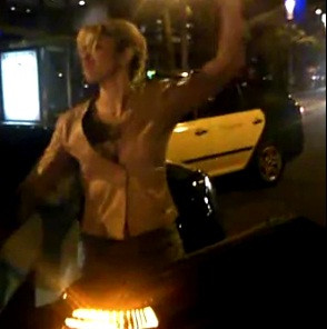 O melodie ascultata la radio a facut-o pe Shakira sa blocheze traficul din Barcelona. VIDEO