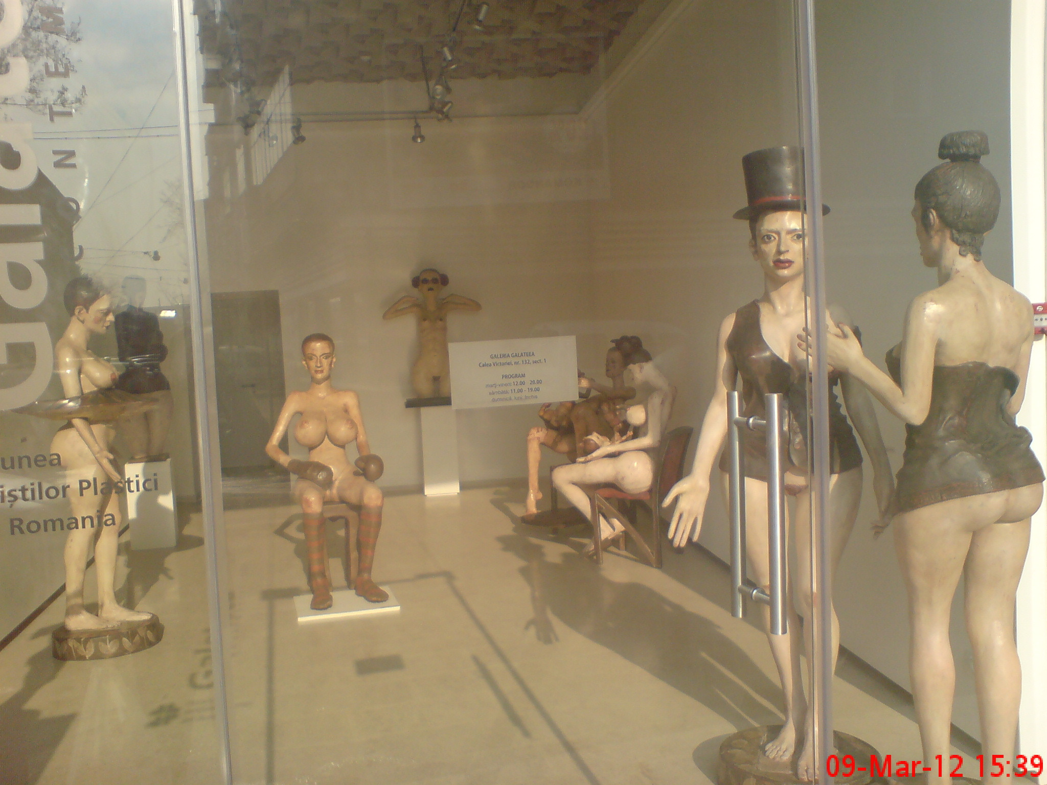 Imagine impresionanta pe Calea Victoriei din Bucuresti. Femei dezbracate artistic, fragile, singure