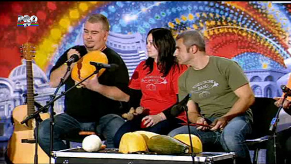 Morcovi, varza pe razatoare, dovleci si pere. "Minestrone, ati fost geniali" - le-a spus Mihai Petre