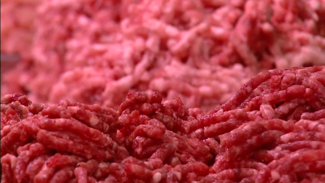 Cumparam apa, amidon si sare la pret de fripturi. Adevarul despre 40% din carnea de pe piata