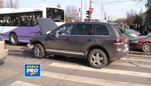 Un Mercedes a trecut pe rosu si s-a izbit violent de un Touareg. Afla ce urmari a avut accidentul