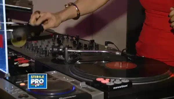 Sosia lui Amy Winehouse, intr-un concert la Timisoara. Publicul a fost uimit de asemanarea izbitoare