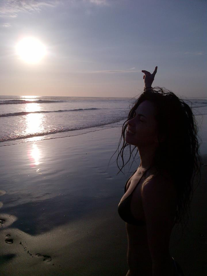 Fara machiaj si in costum de baie. N-ai mai vazut-o de mult pe Inna sa arate asa. FOTO