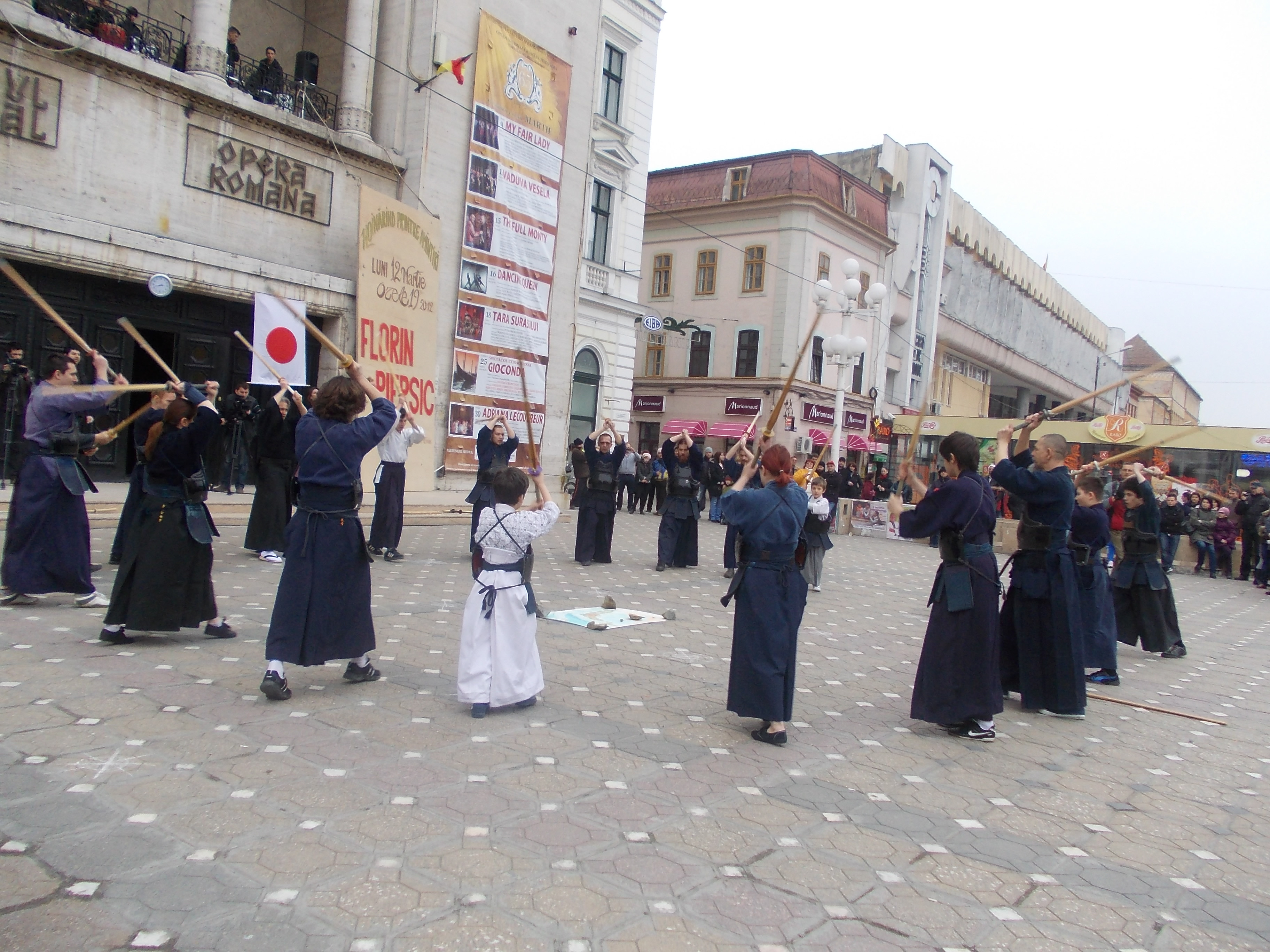 Comemorarea unui an de la dezastrul din Japonia, prin lovituri de kendo. Ce simbolizeaza acestea