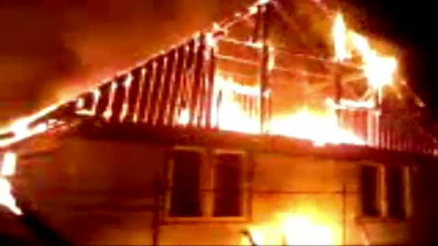 O fetita de 13 ani a murit arsa de vie intr-un incendiu, incercand sa-si salveze fratiorul