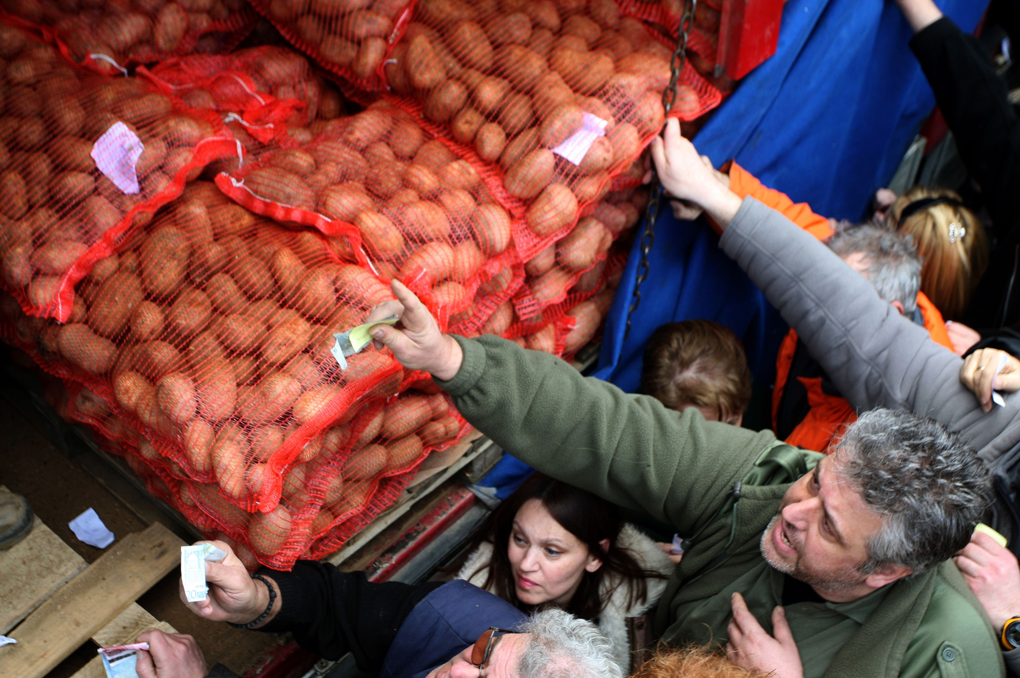 Criza schimba modul in care functioneaza Grecia. Revolta a producatorilor impotriva intermediarilor