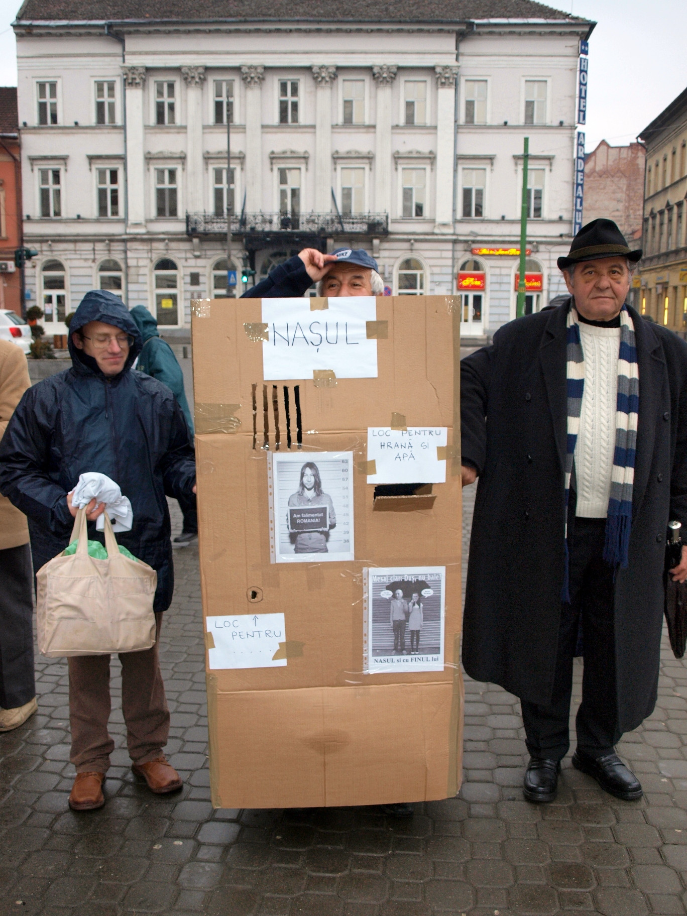 Protestatarii incearca orice ca sa atraga atentia. Vezi cum i-au trimis la “mititica” pe alesi