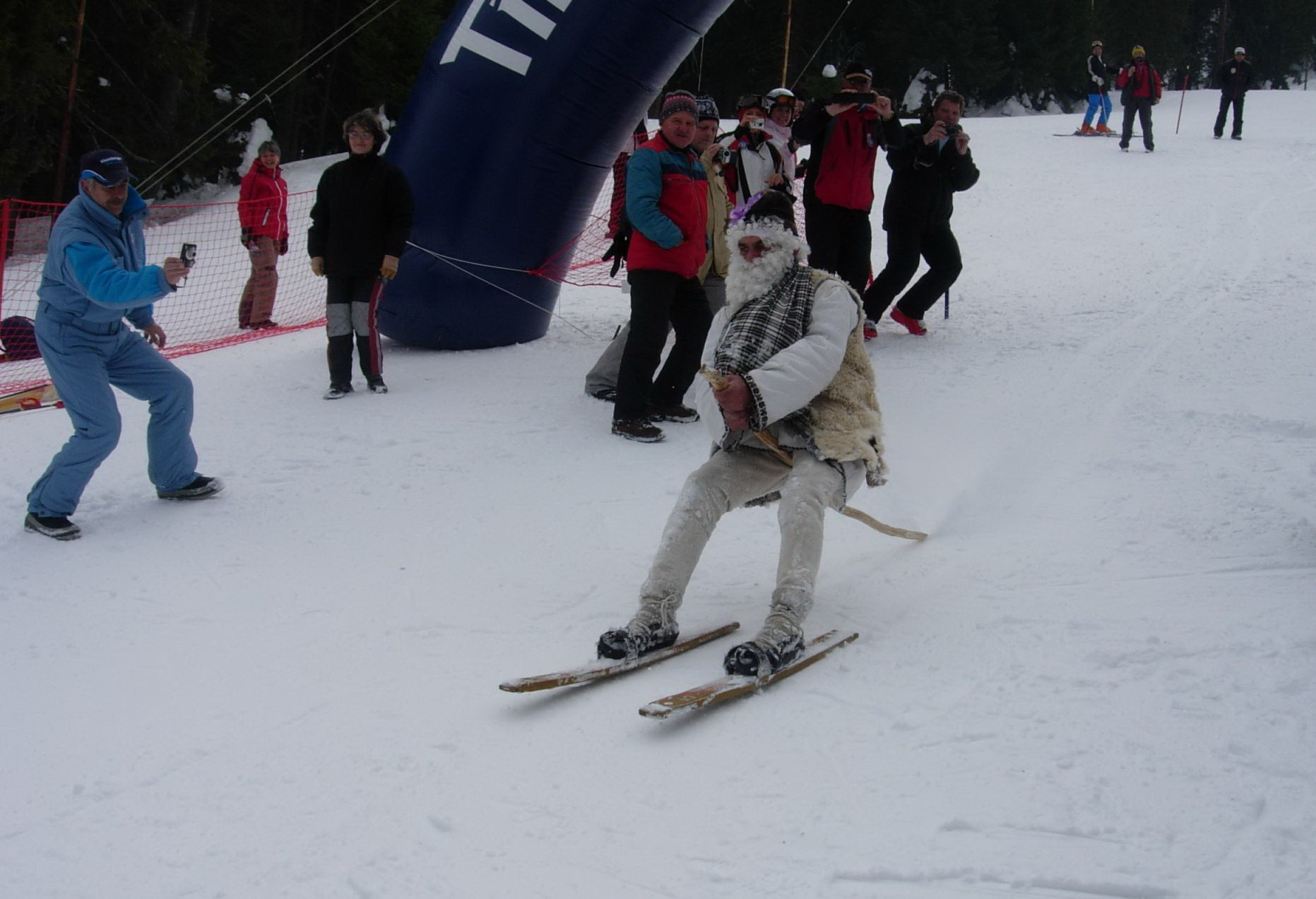 Si daca esti trecut de prima tinerete, te poti distra pe partie: schi pe doage de butoi la Straja