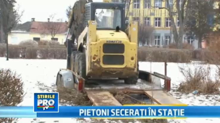 Doua sibience au fost ranite de o platforma desprinsa de la un camion