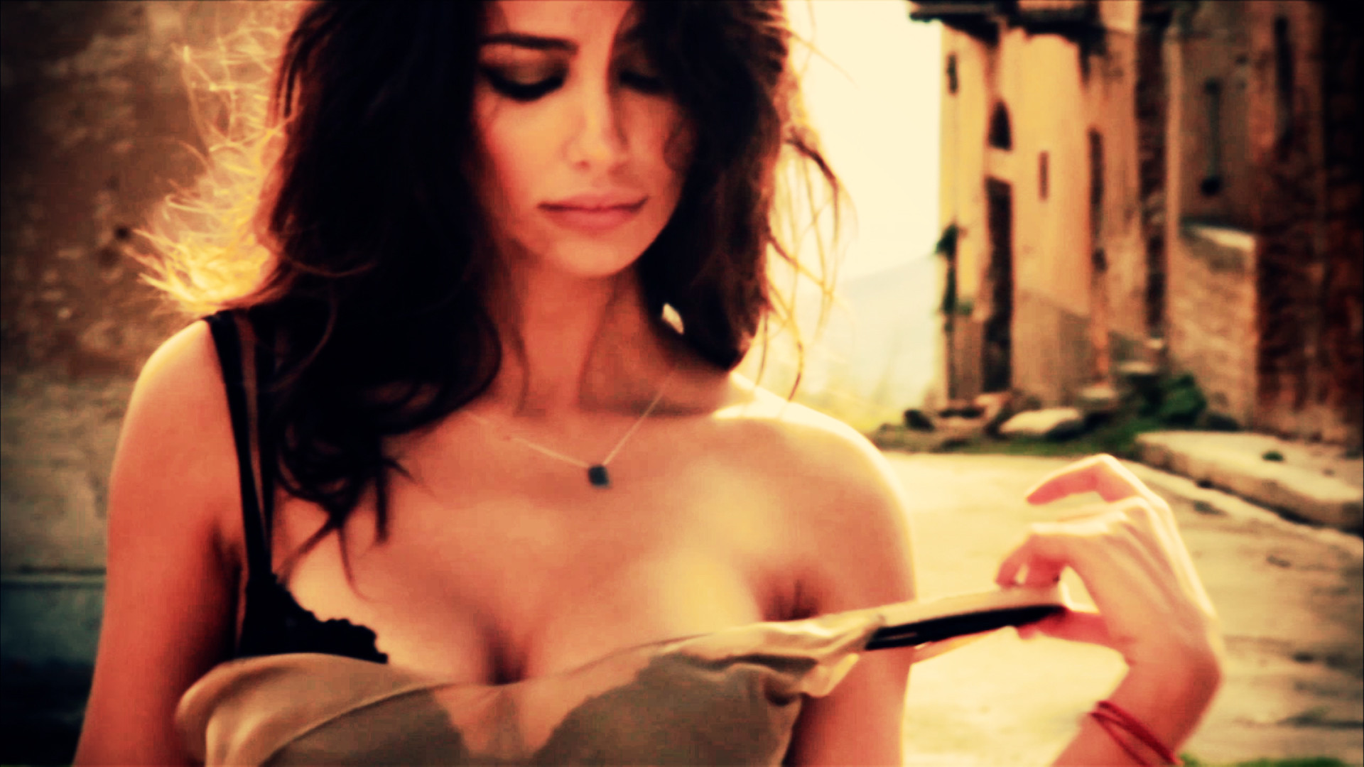 Secretele uneia dintre cele mai frumoase romance. Madalina Ghenea intr-un pictorial marca The One