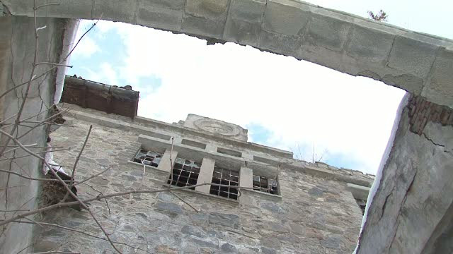 Zapezile au distrus un monument istoric unic in tara. Inchisoarea Doftana a ajuns o ruina