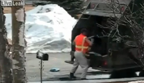 VIDEO. Un gunoier are o zi proasta la serviciu. "Curata" tot ce intalneste in calea lui