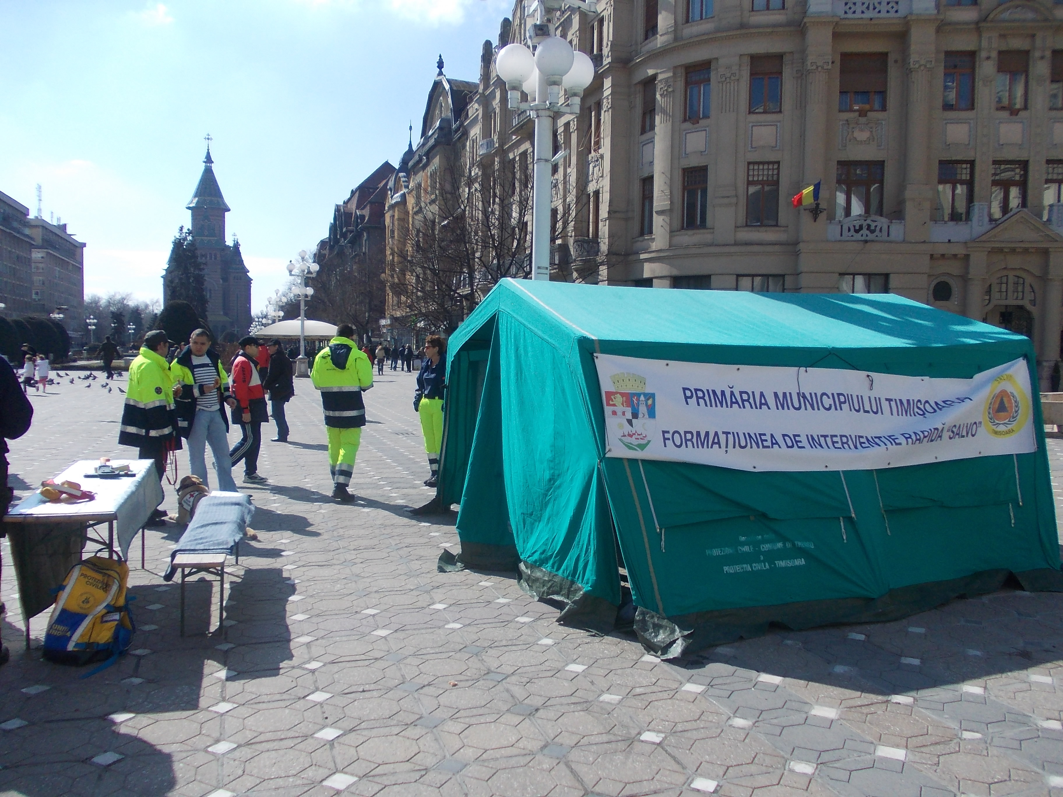 Autospecialele de la ISU au ocupat centrul Timisoarei. Zeci de pompieri, in actiune in Piata Operei