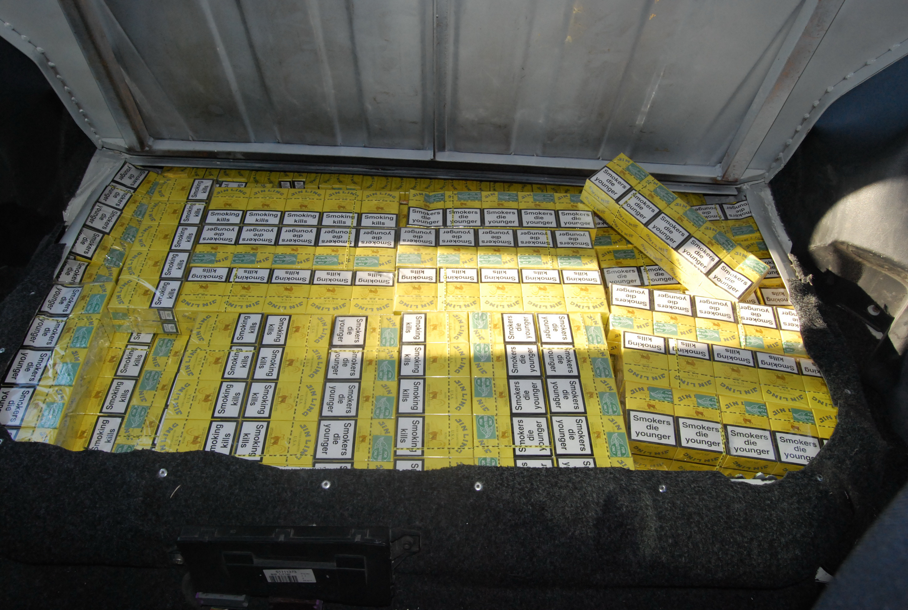 Contrabandisti unguri, retinuti in Arad pentru ca aveau masina burdusita cu tigari netimbrate