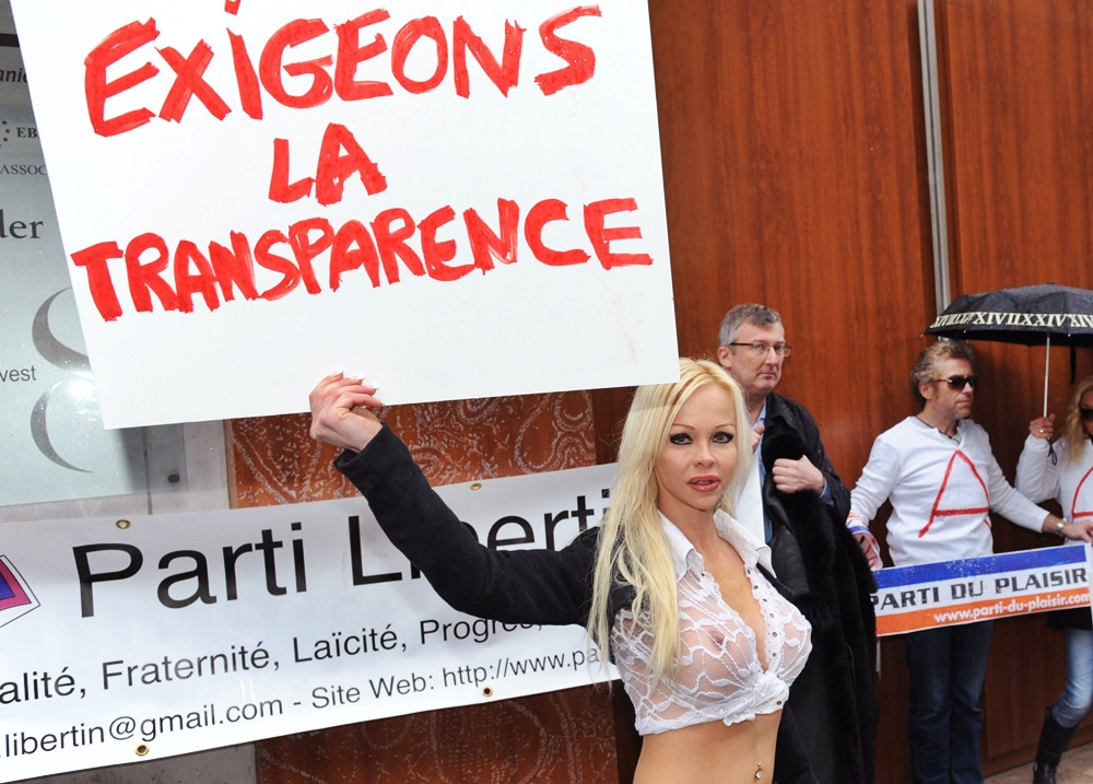 Contracandidata lui Sarkozy la prezidentiale, o stripteuza. Vrea majorat la 14 ani si bordeluri