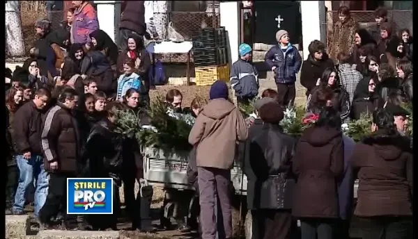 Asazi a fost condusa pe ultimul drum fetita din Mures, care a pierit intr-un incendiu