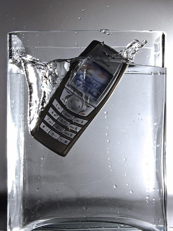 Aceasta inventie iti salveaza telefonul daca l-ai scapat in apa. Servetelul care nu se uda niciodata