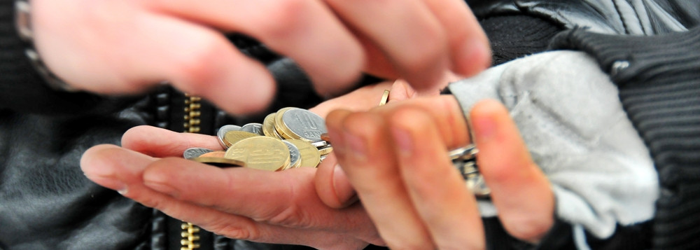 Bugetarii vor avea doua cresteri salariale in acest an. Pensionarii isi vor primi banii in transe