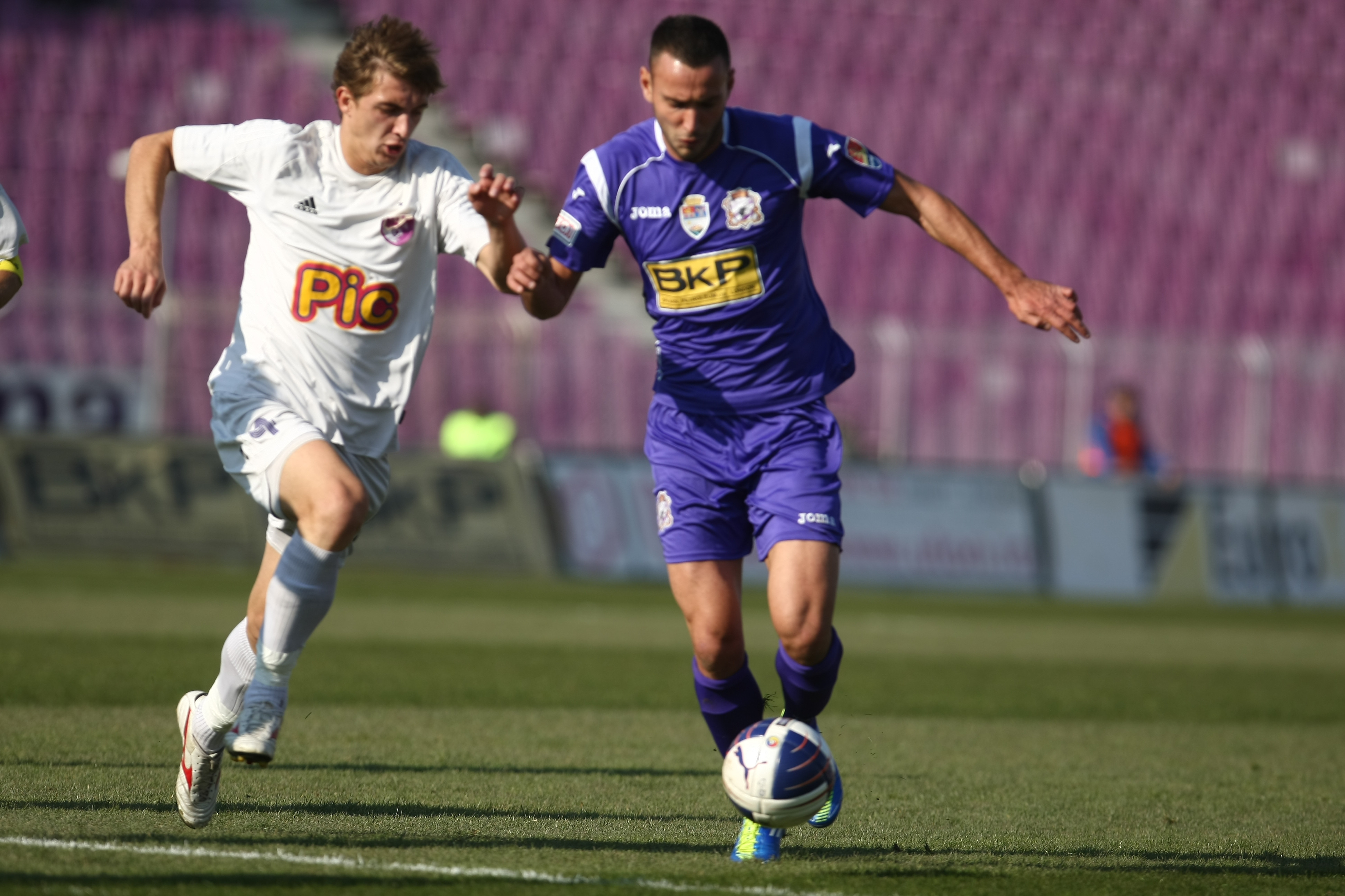 Licenta nu au rezolvat-o, dar la fotbal sunt primii. Poli Timisoara – Alro Slatina 2-0