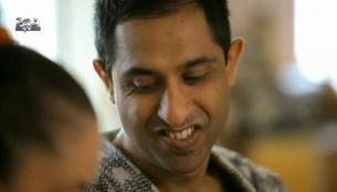 EL este Maestrul Flirtului. Un VIDEO de tot hazul, filmat in cel mai fierbinte sat din Romania