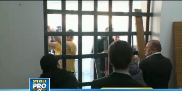 Scandalul Uzunov scoate la iveala detalii bulversante. Cine e individul care a spart usa cu barosul