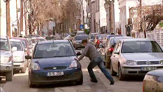VIDEO. Pumni, spray paralizant si lovituri in masina. Doar o zi obisnuita in traficul din Capitala