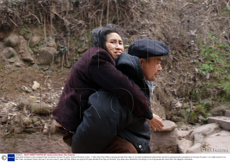 FOTO. Cea mai mare dovada de iubire. Ce face un barbat pentru sotia lui, de 33 de ani incoace