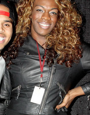 Distractie in club cu un travestit. Fotografia care ar trebui sa-i dea de gandit Rihannei