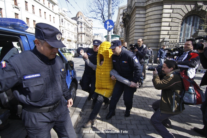 VIDEO. Operatiunea "Stiuletele in duba". Jandarmii au lovit iar, dupa episodul "site-ul de cultura"
