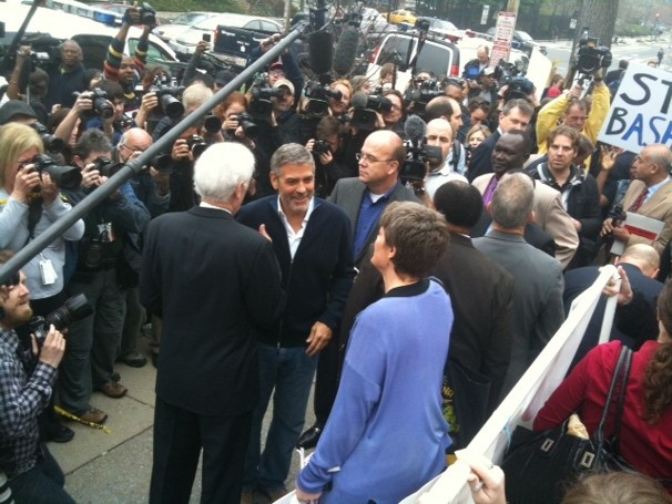 Arestat pentru ca protesta in fata Ambasadei Sudanului, George Clooney a fost eliberat