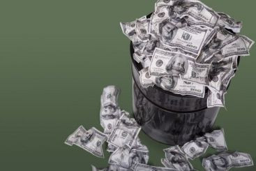 50% din mancarea produsa la nivel global ajunge in tomberon. Cea mai simpla metoda de economisire