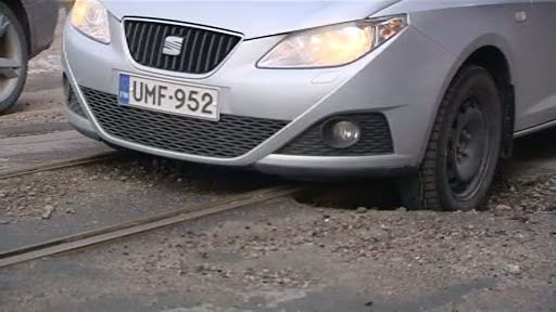 Sosele pline de gropi, dupa iarna. Tara mult mai dezvoltata ca Romania care are aceasta problema