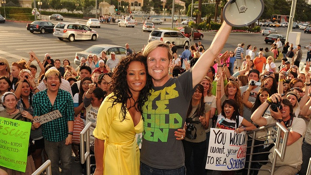 Initiatorul campaniei KONY 2012 a cedat nervos. A fost arestat pentru ca se masturba in public