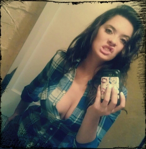 Studiu: Cine posteaza prea multe autoportrete pe Facebook sau Twitter risca sa devina antipatic