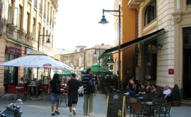 Caldura i-a scos pe oameni la terase. Centrul vechi din Capitala, aglomerat ca in mijlocul verii