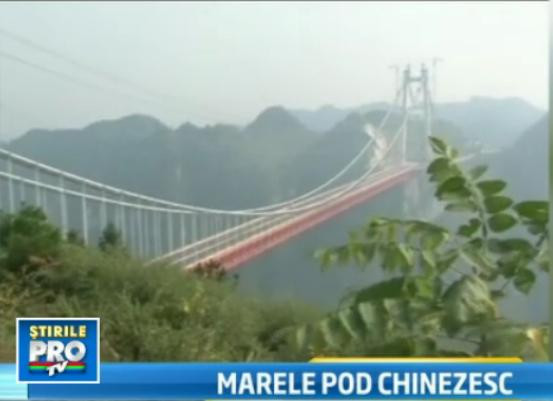 Chinezii uimesc din nou lumea. Cel mai lung pod suspendat, intre 2 munti, construit in timp RECORD