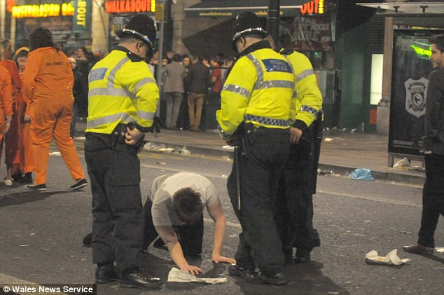 Desfranare si nebunie. Uite ce au fost in stare sa faca un sfert de milion de oameni. FOTO