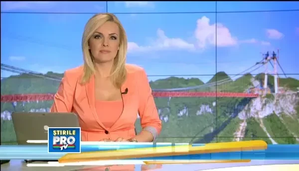 Chinezii uimesc din nou lumea. Cel mai lung pod suspendat, intre 2 munti, construit in timp RECORD